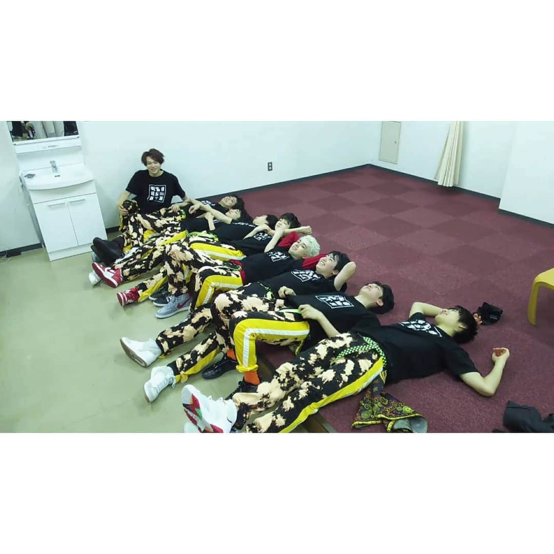M-ON! MUSIC｜エムオンミュージックのインスタグラム：「終演後...... スパドラグロッキーの図（笑）。 みんなお疲れ様でした！！！ M-ON! MUSICで今日のまとめ記事(動画もあるよ！)と  MUSIC ON! TV（エムオン!）で6/22に特番が放送されるのでそちらも要チェケで( ﾟ∀ﾟ)ﾉ  #玲於 #毅 #ジャン #颯 #壮吾 #洸希 #彪馬 #和哉 #楽 #SUPERDRAGON #スパドラ #EBiDAN #MMリアルタイムレポ #リアルタイムレポート #monmusic #エムオンミュージック #密着レポート #HAZARDSCHOOL0 #SUPERDRAGON6thONEMANLIVETOUR #8月1日のシングルも楽しみ  @tsuyojean_official」