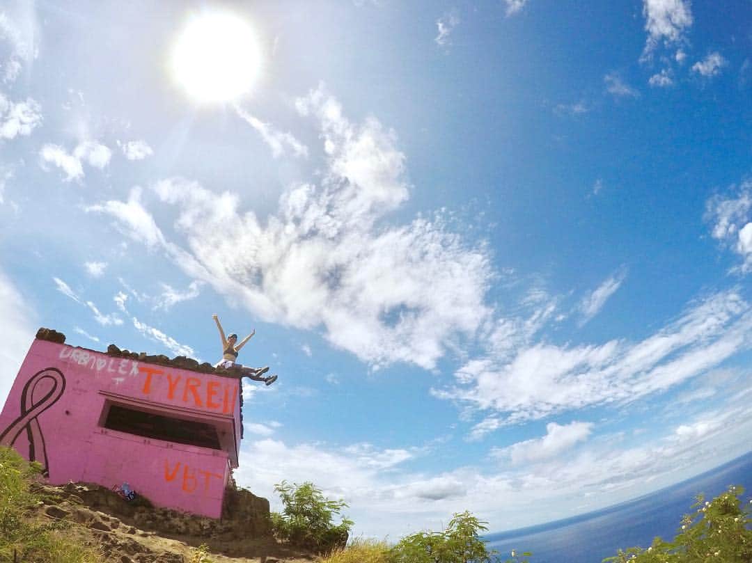 西村笑花さんのインスタグラム写真 - (西村笑花Instagram)「🏃‍♀️ ・ ・ 思ってたよりも登るの大変だったけど 気持ちよかったぁ〜！😆☀️ キレイな空と海に癒された〜🌺💓💓 #pillboxhike #pinkpillbox #hawaii #ハワイトレイル #ピンクピルボックス #ハワイ旅行 #海旅ラブ #ハワイ #emihawaii🌴 #emika_trip」5月13日 22時44分 - emika_nishimura