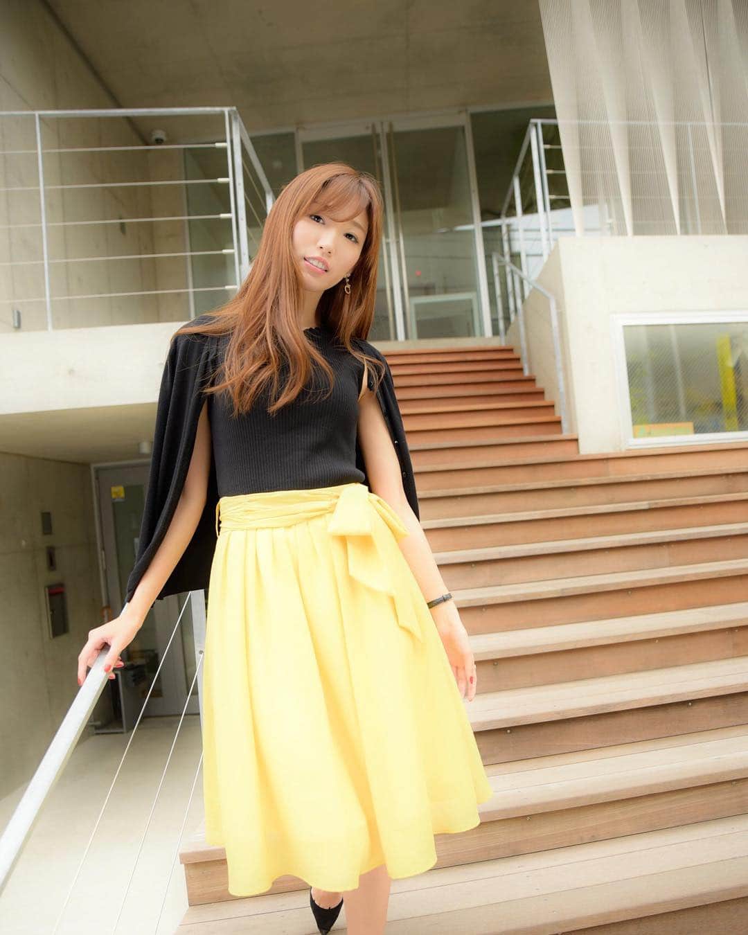のインスタグラム：「今日はミツバチコーデ？🐝笑 明るい色が最近すごく好き☺️ . あ、そうそう今日は母の日ですね🌼お花屋さんで私より若い男の子たちが照れくさそうにお花を選んでました✨こっちまで幸せな気持ちになれるのなんでだろ〜💕 . 私は仕事終わりでお花大好きなお母さんに、お花を持っていきました💕実家の庭はお花がいーっぱい！実家に帰ると季節ごとにかわいいお花が顔を出してます😊 今回はかわいいピンクの紫陽花(てまりてまり)💓長く育てて欲しいので花束ではなく鉢で！ . この前結局、熱が40度までいき🤒心配した母が来てくれて、洗濯やらなんやらして、ゴミまで出してくれて…😢31歳になっても私は子供だなーと。お母さん大好きだなーと感じたのです。氷枕を用意してベッドに持って来てくれた時に、すごくすごく懐かしくて涙が出たのは内緒🙊お母さんのような強い女性になれるように私も頑張るよ！いつも本当にありがとう💕 . そして次なる目標は、いつも忘れがちな父の日をちゃんと忘れないこと！（笑）頑張ります🙈 . . . #母の日 #japanesegirl #asiangirl #portrait #ポートレート #写真すきな人と繋がりたい #tokyo #japan #アプワイザーリッシェ #apweiserriche #プロポーションボディドレッシング #proportionbodydressing」