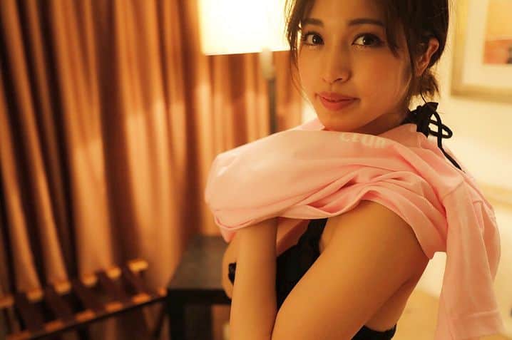 のインスタグラム：「ごめんね。さっきの消しちゃいました🙇🏻コメントもいいねも沢山ありがとう😭💓 部屋着シリーズ ラスト❣️ 次はなんのシリーズがいいかなぁ？🧐 goodnight🌙 #antisocialsocialclub #tshirt #部屋着#miyu#fashion#model#artist#癒し#くつろぎ#D11#DDay#cherrsee」