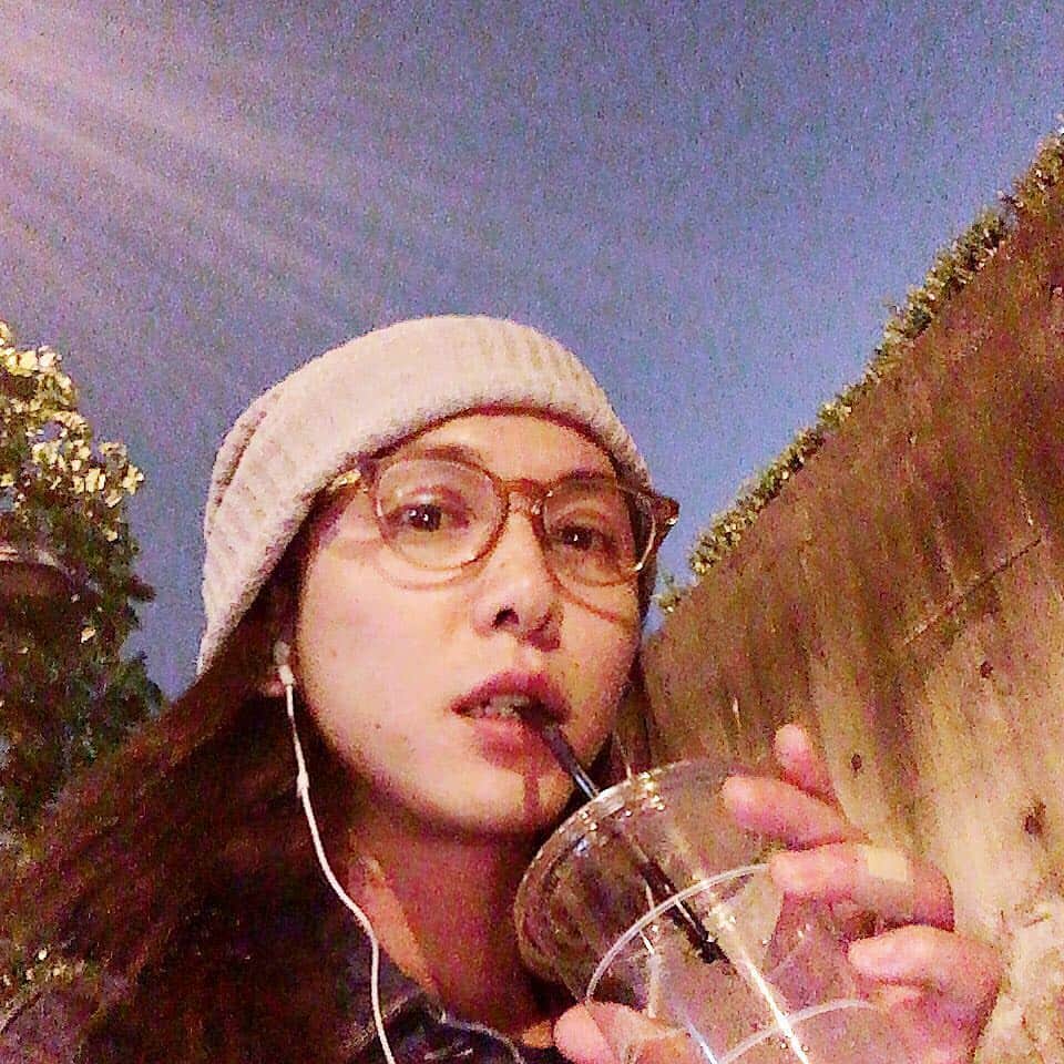 のインスタグラム：「東京の夜は明るいよい。ぐっない。 #自撮り #薬指は火傷 #雨止んだ」
