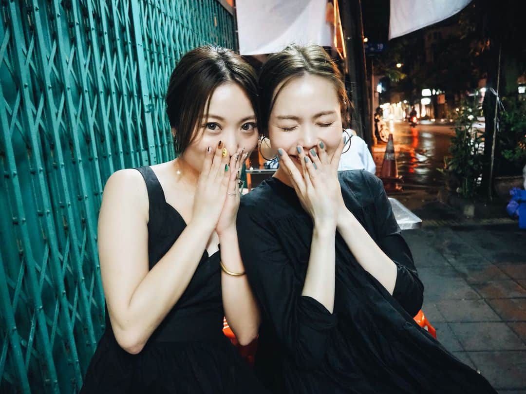 渡辺アリサのインスタグラム：「. Another sky 観てたらまたすぐ タイに行きたくなった❤︎ . 大好きな2人に楽しんでもらいたくて タイのこと好きになってほしくて いっぱい考えたタイの旅がほんとに 楽しかった❤︎ ちーろんさゆりちゃんありがとね😘 . #時間差投稿 #Bangkok #Thailand #大雨でシロッコ断念したけど #なんだかんだエカマイのバーミーで #めちゃくちゃ盛りがあったとき❤︎」