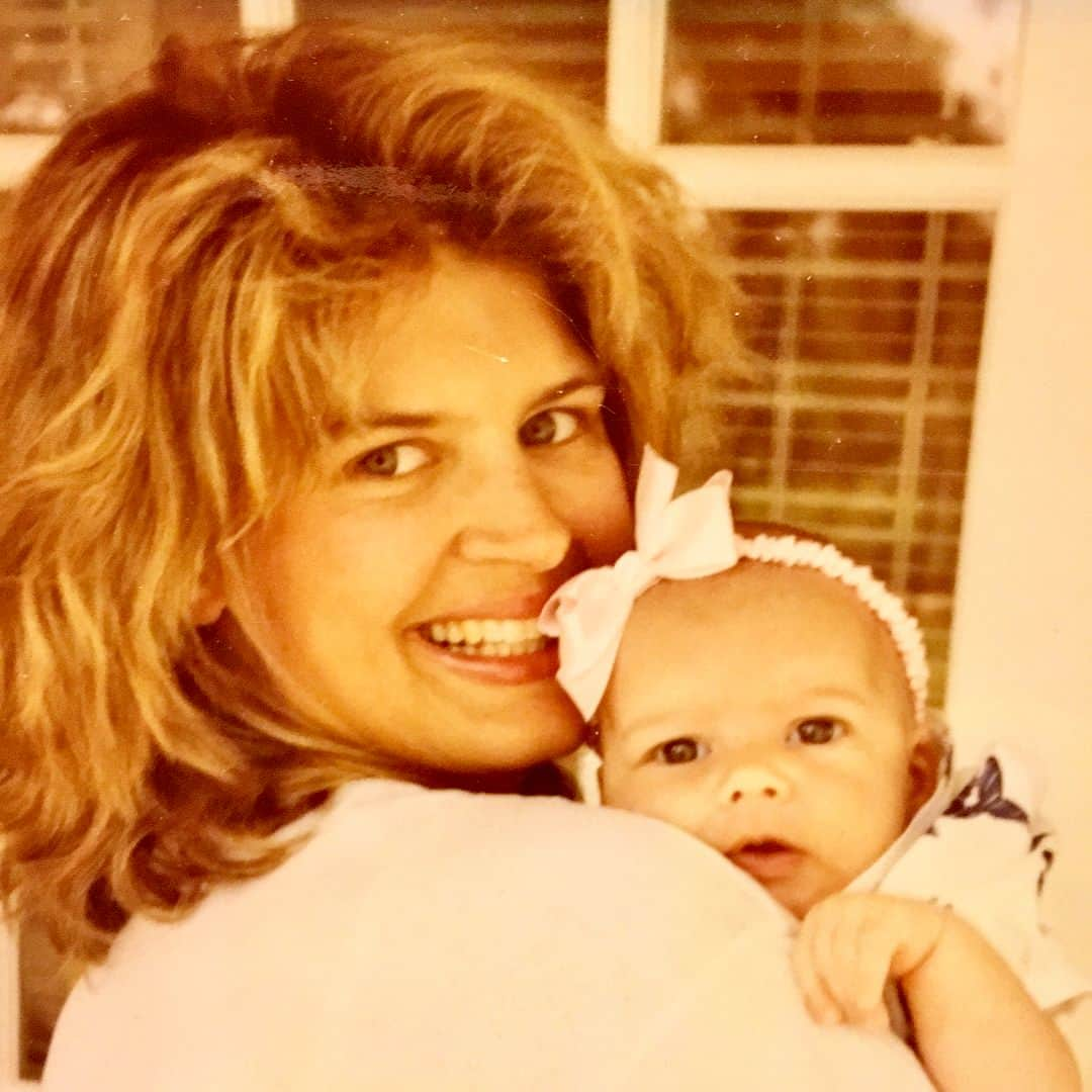 ケリー・ローバッハのインスタグラム：「my favorite person in the whole wide world! #HappyMothersDay to the most fun, loving, light-filled soul I know! I adore you 👯‍♀️😘thank you for everything 🙏🏼」