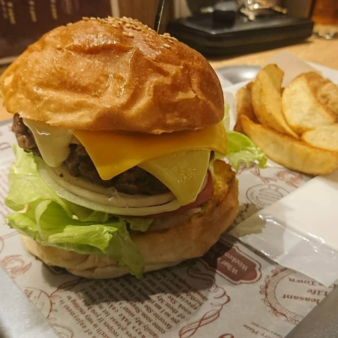 松本康太さんのインスタグラム写真 - (松本康太Instagram)「中野ブロードウェイ近くにある EXTREME BURGERS(エクストリームバーガーズ)♪今日はチーズバーガー♪山形牛ハンバーガー＼(^o^)／旨いのです♪  #ハンバーガー #エクストリームバーガーズ #extremeburgers #中野ブロードウェイ  近く#チーズバーガー #山形牛バーガー #和牛 #和牛バーガー #burger #japan #nakano #レギュラー松本 #あるある探検隊 #粗挽き #バーガー」5月14日 16時05分 - aruarutankentai.matsumoto