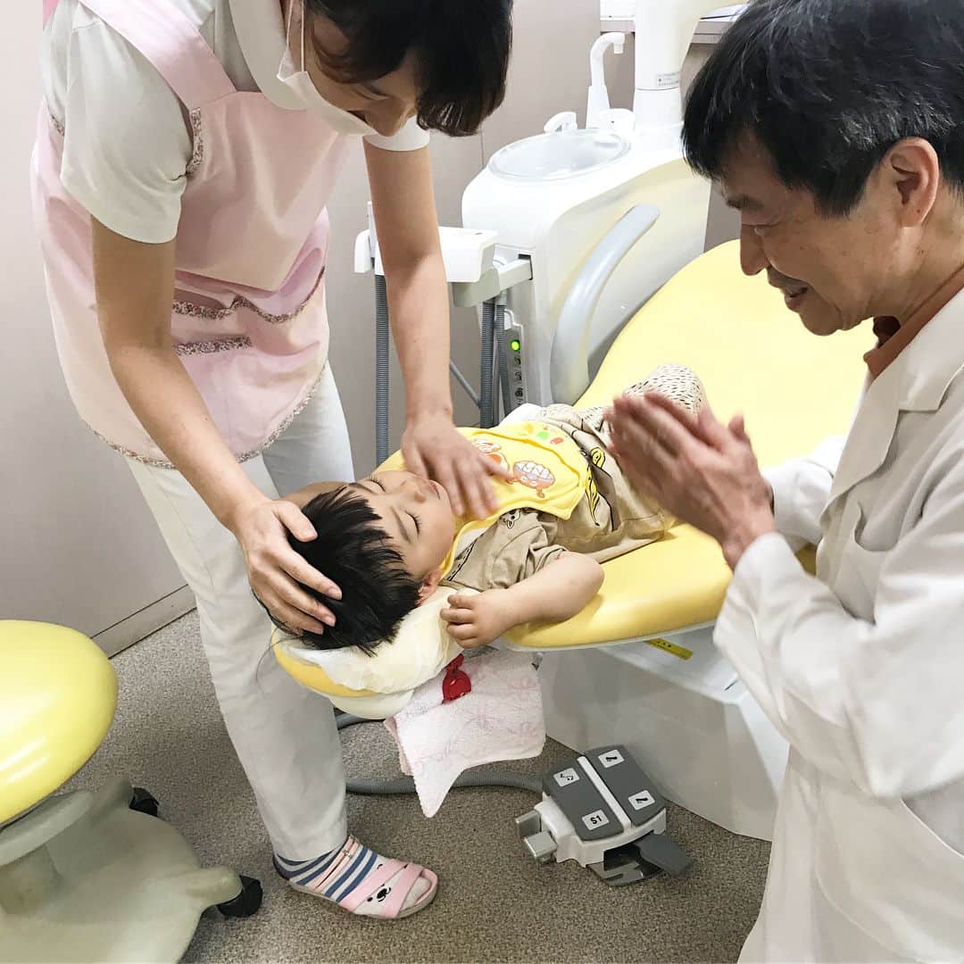 神戸蘭子さんのインスタグラム写真 - (神戸蘭子Instagram)「私だと嫌がるのに、じいじだと平気なんだ…。 #初めての歯医者 #歯磨き #お利口さん  #わたしが嫌いなフッ素 #大人しくやってもらう2歳 #我慢してやってもらった36歳 #2歳 #男の子」5月14日 16時20分 - ranran0414