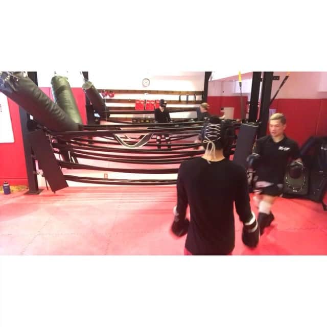 のインスタグラム：「1ラウンド目🥊 元AMCOムエタイ王者。 現在はk-1やKrushにも参戦中🥊 明戸仁志さんとの1分1Rの3Rスパー🥊 階級も一緒でスピーディーなコンビネーション、上下の打ち分けとかやっぱりプロだなって感じました🤗 右のカウンタージャブが当たってから目の色変わったね😭 あと2ラウンドもアップします✨ 僕のやられ具合をお楽しみに🤗 ・ ・ #k1 #profesional #kickboxer #明戸仁志 さん #1R #sparring #game #kickboxing #workout #traning  #bodymake #muscle #movie #battle #gym #ebisu #diet #キックボクシング #スパーリング #トレーニング #ダイエット #ボディメイク #減量 #かつすたぐらむ #宮古島から世界へ」