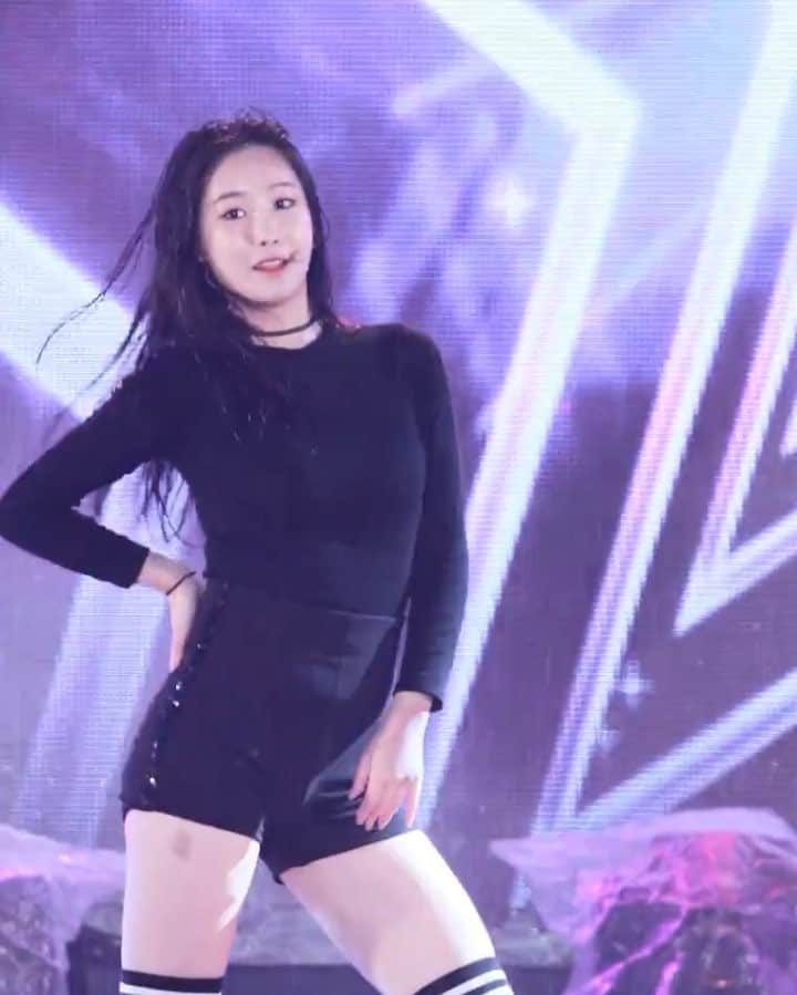 ミニョンのインスタグラム：「ROLLIN’ — 171012 @ Haman Chungmu Concert [fancam by: Shalala] — @nyong2yam — #브레이브걸스#BraveGirls#Minyoung#민영#Hayun#하윤#Yujeong#유정 #은지 #Eunji #Yuna #유나 #Hyeran #혜란 #Kpop #케이팝 #kpoplfl #girlgroup #lfl #girlsgeneration #redvelvet #blackpink #twice #레드벨벳#블랙핑크#트와이스 #롤린 #Rollin」