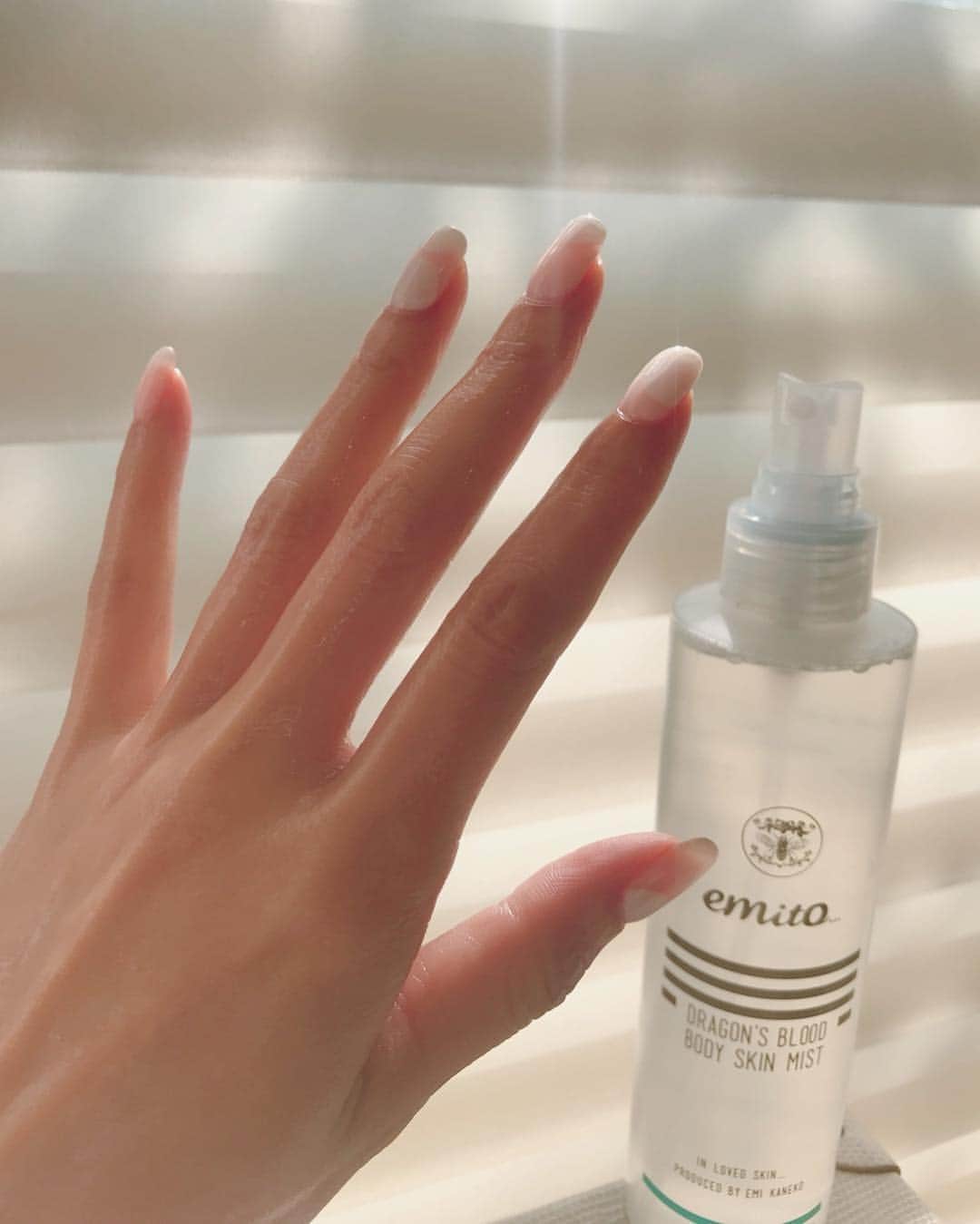 金子エミさんのインスタグラム写真 - (金子エミInstagram)「化粧水たっぷりの朝のケアが1日を決めます。酷使している手にも…化粧水からしてあけてほしいな♡🤲♡🤲 #ハンドケア」5月14日 8時10分 - emikaneko1114