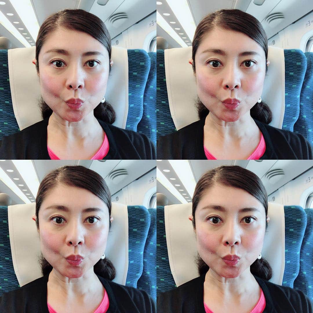 間々田佳子のインスタグラム：「新幹線でも ながら顔ヨガよ❣️😍💪 #顔ヨガ  #間々田佳子 #宝塚へ」