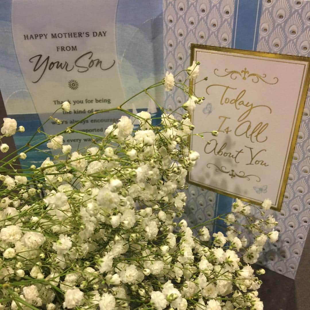 オ・ヨンスのインスタグラム：「Mother’s Day 라고 아들들이 준비한 꽃과  카드 ♥️ 감동 ㅠ 고마워 사랑하는 아들들💕💕」