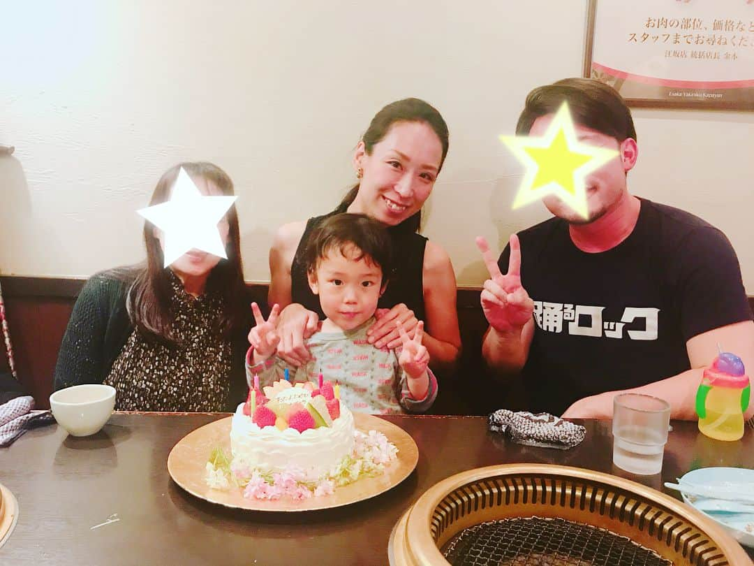 Miho Tanakaさんのインスタグラム写真 - (Miho TanakaInstagram)「. 毎年、母の日と主人👱‍♂️の誕生日のお祝い🥂は華ぱやん🥩 . . 今年も美味しく楽しい時間が過ごせて幸せ✨ . オーナーのかよねえfamにも会えた😍 . かよねえのサプライズにみんな感動。いつもありがとう！！ . . #母の日 #主人の誕生日 #華ぱやん #はなぱやんじゃないよ #かぱやんだよ #主人の写りが悪い時は迷わずスタンプ押す嫁 #踊るロック . #焼肉 #江坂焼肉 #北摂焼肉」5月14日 13時50分 - mie__blogger