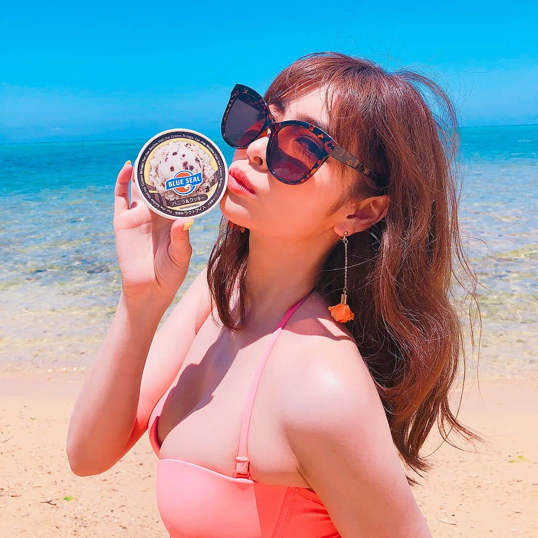 得あゆさんのインスタグラム写真 - (得あゆInstagram)「アイス溶ける🏝👙🍦☀️ ・ 何枚撮っても眩しくて目が開かない。食べてから撮ればよかった。笑 ・ #BLUESEAL#ブルーシール#blue#okinawa#沖縄#アイスクリーム#icecream#アイス#カップ#旅行#弾丸#弾丸旅行#格安#格安豪華旅行#今回のテーマ#格安航空#ホテル#タビジョ#旅#女子旅#梅雨#晴れ女#恩納村」5月14日 14時40分 - tokuayu819