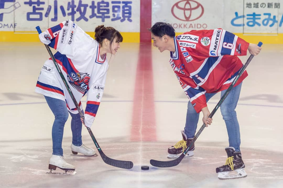 武田奈也さんのインスタグラム写真 - (武田奈也Instagram)「Wedding💒👰🤵 前撮り⛸🏒💖 素敵なお写真を撮って頂きました☺️☺️💐 20年以上スケート場に通ってるけど、ずーっと乗ってみたかったザンボにも乗れて嬉しかったです😍😍💓 白鳥リンクの方々優しい☺️☺️。 ありがとうございます🙇‍♂️🙇‍♂️💓 スケートに出会えて良かったな。 これからお写真載せていきます😊❤️ #67 #wedding #結婚式 #前撮り #スケート #王子イーグルス #ウェディングニュース」5月14日 17時15分 - nana___takeda