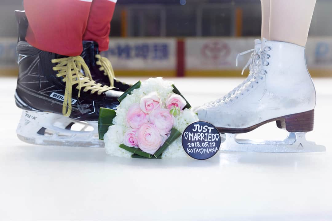 武田奈也さんのインスタグラム写真 - (武田奈也Instagram)「Wedding💒👰🤵 前撮り⛸🏒💖 素敵なお写真を撮って頂きました☺️☺️💐 20年以上スケート場に通ってるけど、ずーっと乗ってみたかったザンボにも乗れて嬉しかったです😍😍💓 白鳥リンクの方々優しい☺️☺️。 ありがとうございます🙇‍♂️🙇‍♂️💓 スケートに出会えて良かったな。 これからお写真載せていきます😊❤️ #67 #wedding #結婚式 #前撮り #スケート #王子イーグルス #ウェディングニュース」5月14日 17時15分 - nana___takeda