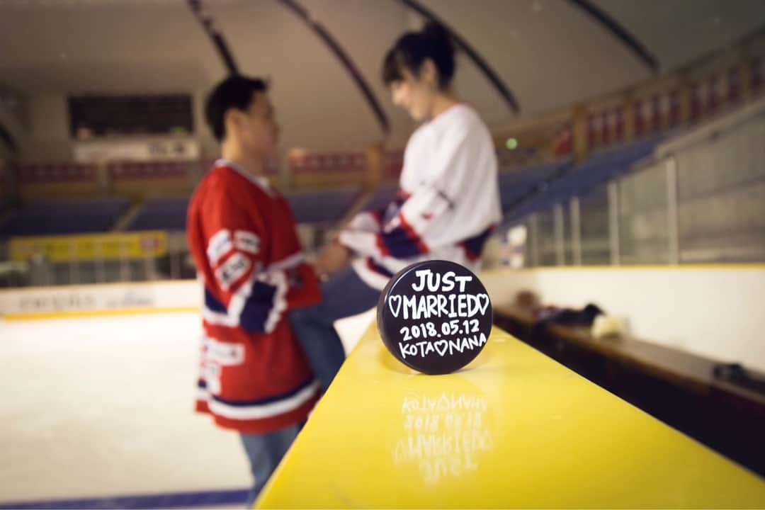 武田奈也さんのインスタグラム写真 - (武田奈也Instagram)「Wedding💒👰🤵 前撮り⛸🏒💖 素敵なお写真を撮って頂きました☺️☺️💐 20年以上スケート場に通ってるけど、ずーっと乗ってみたかったザンボにも乗れて嬉しかったです😍😍💓 白鳥リンクの方々優しい☺️☺️。 ありがとうございます🙇‍♂️🙇‍♂️💓 スケートに出会えて良かったな。 これからお写真載せていきます😊❤️ #67 #wedding #結婚式 #前撮り #スケート #王子イーグルス #ウェディングニュース」5月14日 17時15分 - nana___takeda