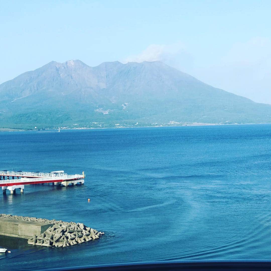 古賀優大のインスタグラム：「久しぶりの九州に来ました！ 地元ではないですが明日から鹿児島でジャイアンツと2連戦です！！！ 少しでもチームに貢献できるように頑張ります。 それにしても桜島近いし景色がめちゃくちゃいいです笑  #鹿児島#桜島 #ヤクルト#ジャイアンツ」