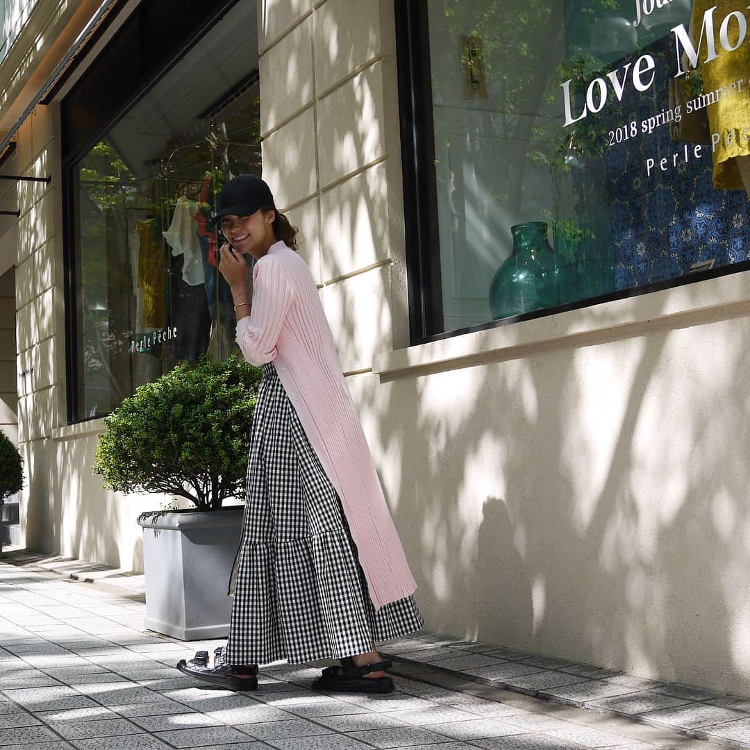 Risako Yamamotoさんのインスタグラム写真 - (Risako YamamotoInstagram)「念願のスコーンを買いに🖤🖤🖤 ・ ・ いつ開いてるか分からないスコーン屋さん。また買えず🤥💧♡ オフィスは寒くてカーディガンが必需品♡👌🏽 ・ ・ #ootd #coordinate #rosymonster #chanel #beautyandyouth #fashion」5月14日 18時29分 - risako_yamamoto