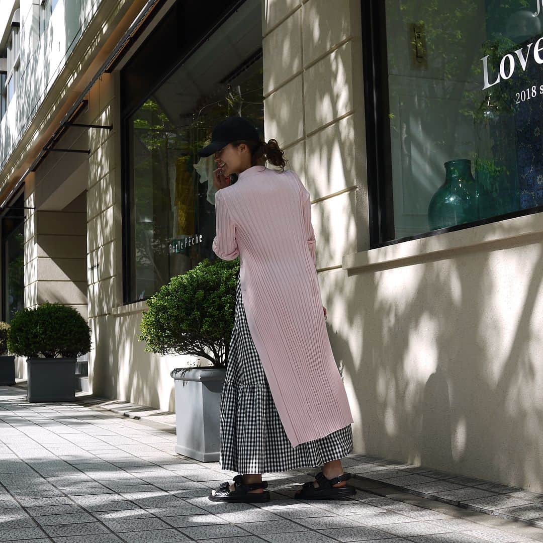 Risako Yamamotoさんのインスタグラム写真 - (Risako YamamotoInstagram)「念願のスコーンを買いに🖤🖤🖤 ・ ・ いつ開いてるか分からないスコーン屋さん。また買えず🤥💧♡ オフィスは寒くてカーディガンが必需品♡👌🏽 ・ ・ #ootd #coordinate #rosymonster #chanel #beautyandyouth #fashion」5月14日 18時29分 - risako_yamamoto
