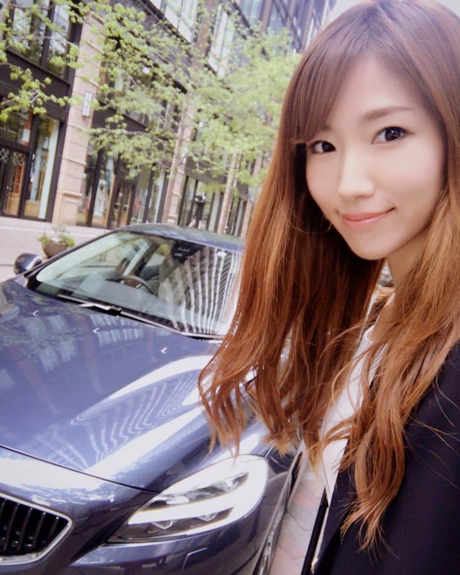 のインスタグラム：「先日、オートックワンさんでボルボの撮影に行った時に、V40を沢山運転させていただいたのですが、少し感想を述べさせていただきました。そして、なんとそれが記事になりました（笑） オートックワン、ヤフー、スマートニュースに掲載されました🙌💓URLはストーリーに貼っておきます♪ 言葉足らずすぎるので恐縮ですが、ぜひご覧ください！松田さん、ありがとうございました😊笑 . これを機に何かコラムでも書かせてもらっちゃうかなーなんて☺️ . . . . #ボルボ #volvo #V40 #car #車 #車好きな人と繋がりたい #instacar #รถ  #자동차 #オートックワン」