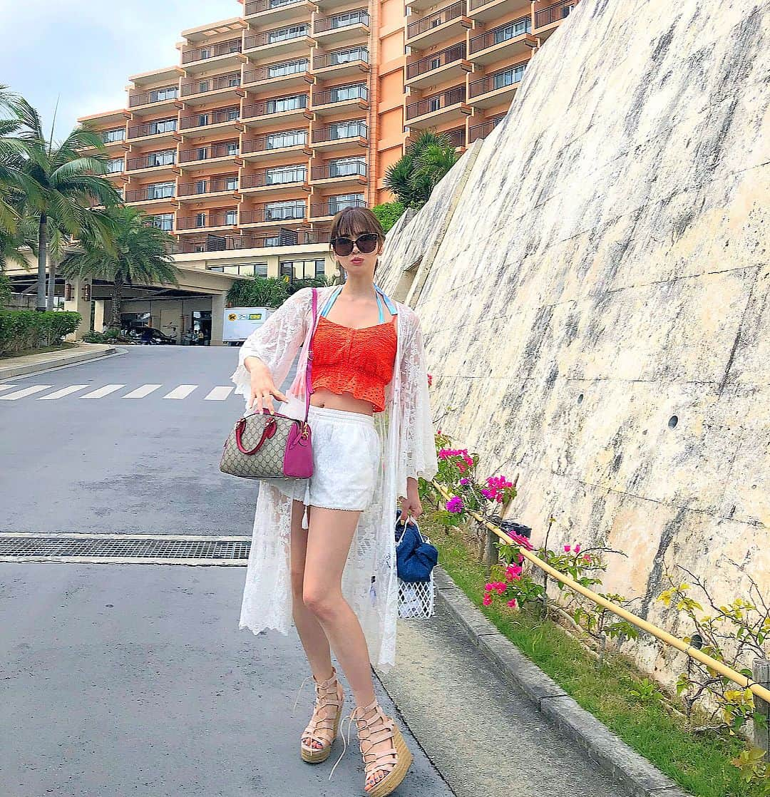 得あゆさんのインスタグラム写真 - (得あゆInstagram)「南国リゾート気分🌴👙☀️ ・ sunglasses : @dior gown : @cocodeal_official camisole : @envym_official pants : @hm sandal : @forever21 bag : @gucci (カゴbag : h&m 580円) ・ 水着の上から着る 楽ちんファッション☀️✌🏻 ・ #沖縄#カフーリゾートフチャクコンドホテル#旅行#弾丸#弾丸旅行#一泊2日#格安#格安豪華旅行#今回のテーマ#ホテル#タビジョ#旅#女子旅#南国#リゾート#梅雨#晴れ女#恩納村」5月14日 19時15分 - tokuayu819