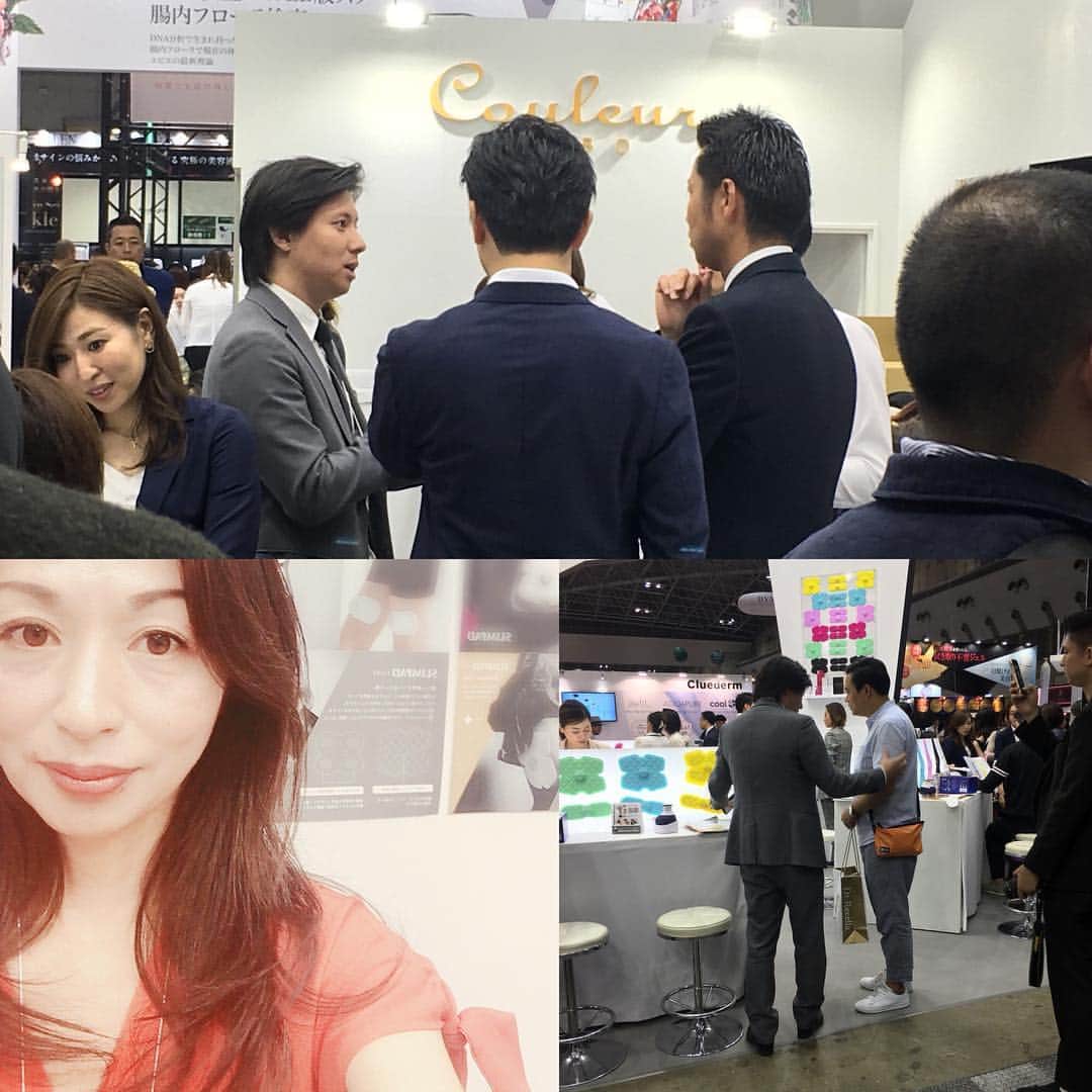 佐藤真理子のインスタグラム：「哈爾濱アジア太平洋美容博覧会に引き続き、ビューティーワールドジャパンのクルールラボさんのブースに中国の販売店スタッフがヘルプに。 クルールラボさんのブースは大盛況でした✨スリムパッドは、簡単キレイに美ボディに！デザインも美しいです。  #ビューティーワールドジャパン2018  #クルールラボ #スリムパッド #中国 #アラフォー #アラフィフ #アラフィフモデル #アラフィフ #アラフィフコーデ #アラフィフライフ #ダイエット #痩せる  #痩せる方法 #ems #くびれ #くびれ作り #くびれ美人 #美ボディ」