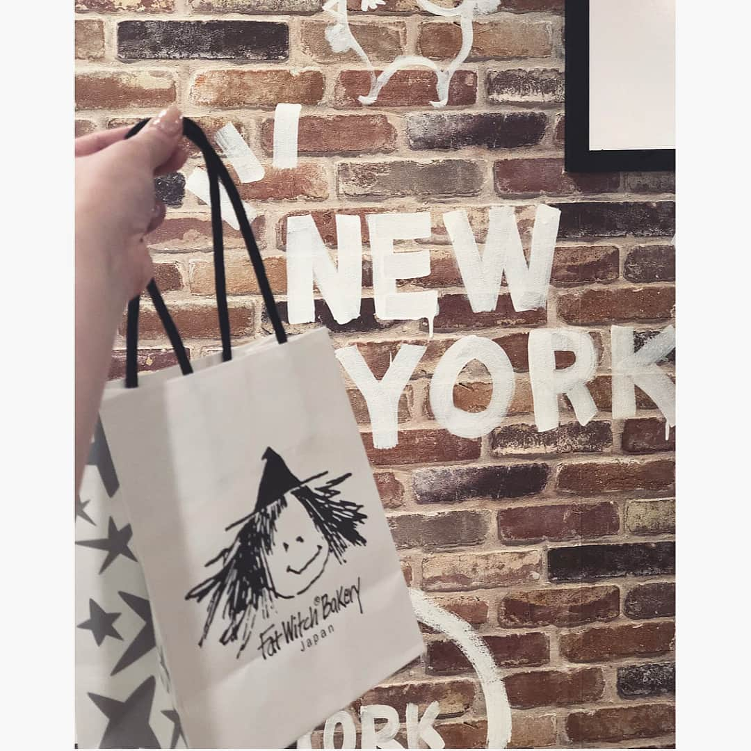 藤川沙弥さんのインスタグラム写真 - (藤川沙弥Instagram)「うめはんで行われてる🗽NYフェアでは ﻿ 可愛いブラウニーをgetしたよ🍫💋﻿ ﻿ 袋まで可愛いから🛍﻿ ちょっとした🎁にもオススメ🤙🏻﻿ ﻿ １５日までですよーっ🗽💘﻿🏃‍♂️🏃‍♀️ ﻿ ﻿ #NY#Newyork#NYC﻿﻿ #ニューヨーク#ニューヨークフェア﻿﻿ #ニューヨークフェア2018﻿﻿ #阪急百貨店#うめはん#うめだ阪急PR」5月14日 19時39分 - s_a_y_a_p_i