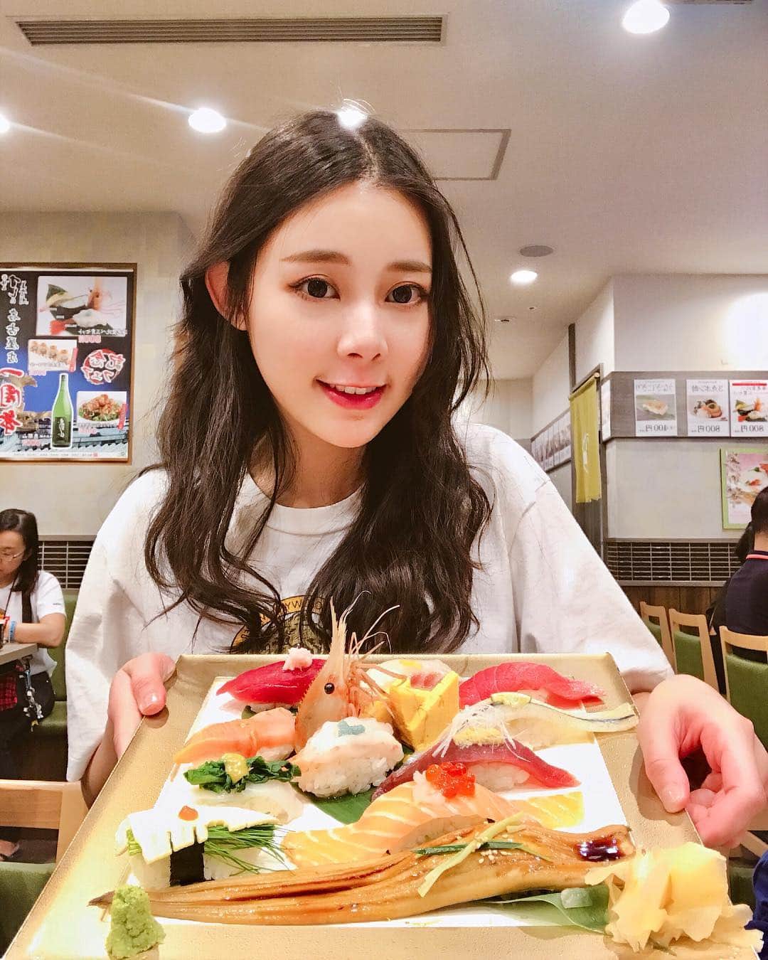 張香香さんのインスタグラム写真 - (張香香Instagram)「每次來日本吃到壽司都覺得好幸福🤤便宜又好吃❤️」5月14日 20時05分 - m40925