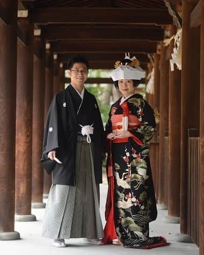 晴レの日｜HARENOHIのインスタグラム：「黒の引き振袖に角隠し。凛とした日本の花嫁さん、根強い人気のスタイルです^^ #晴レの日 #和装 #和婚 #結婚式 #神前式 #神社結婚式 #プレ花嫁 #卒花 #日本中のプレ花嫁さんと繋がりたい #和婚をもっと盛り上げたい #花嫁会 #結婚式準備 #おめでとう #2018年春婚 #引き振袖 #黒引き振袖 #角隠し #cooljapan #instagood #harenohi」