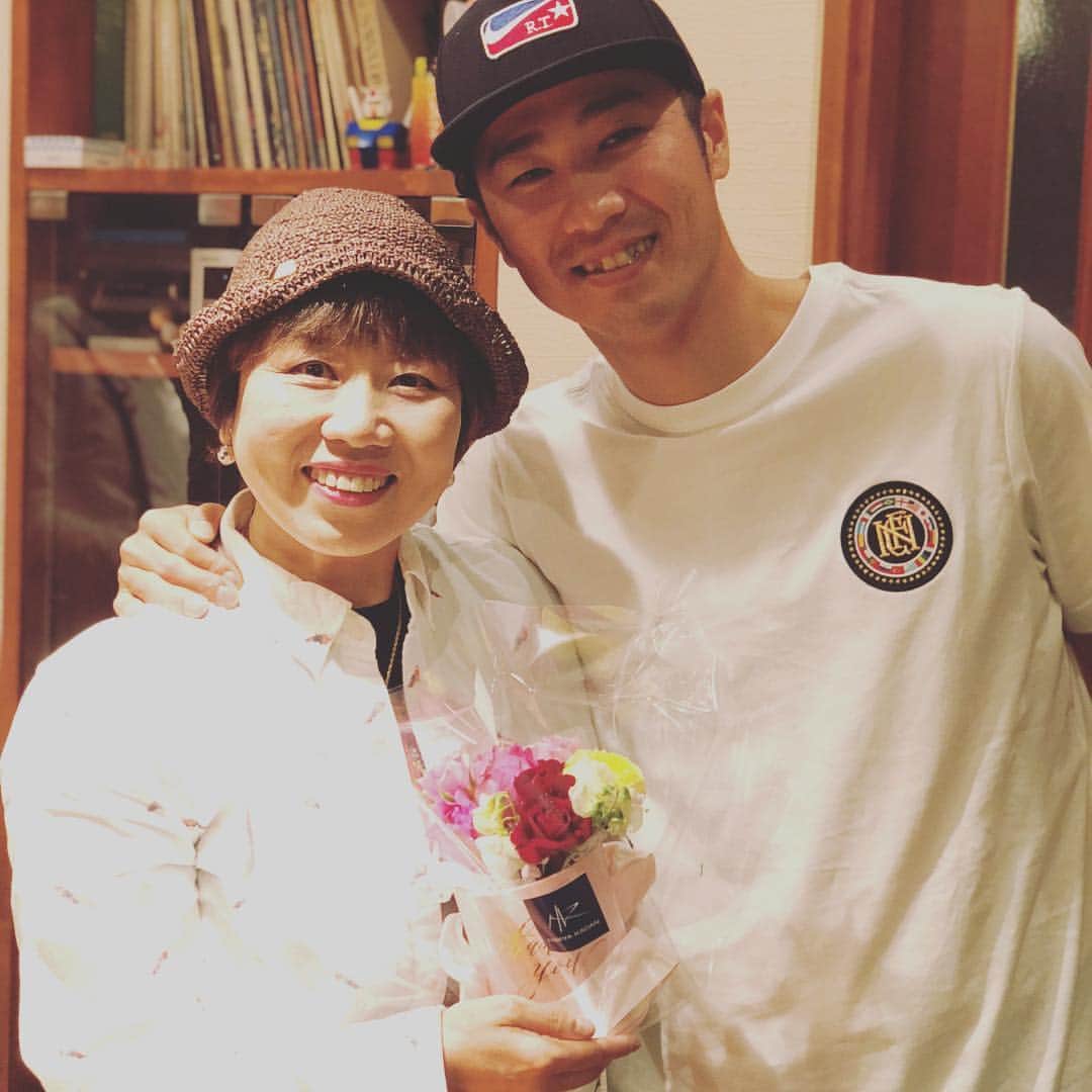 西岡剛のインスタグラム：「母の日オカンに会ってきました。 喝いれられ、笑らわせてくれて、元気もらいました😂 オカンいつもありがとう😊 #藤山直美#阪神タイガース #西岡剛」