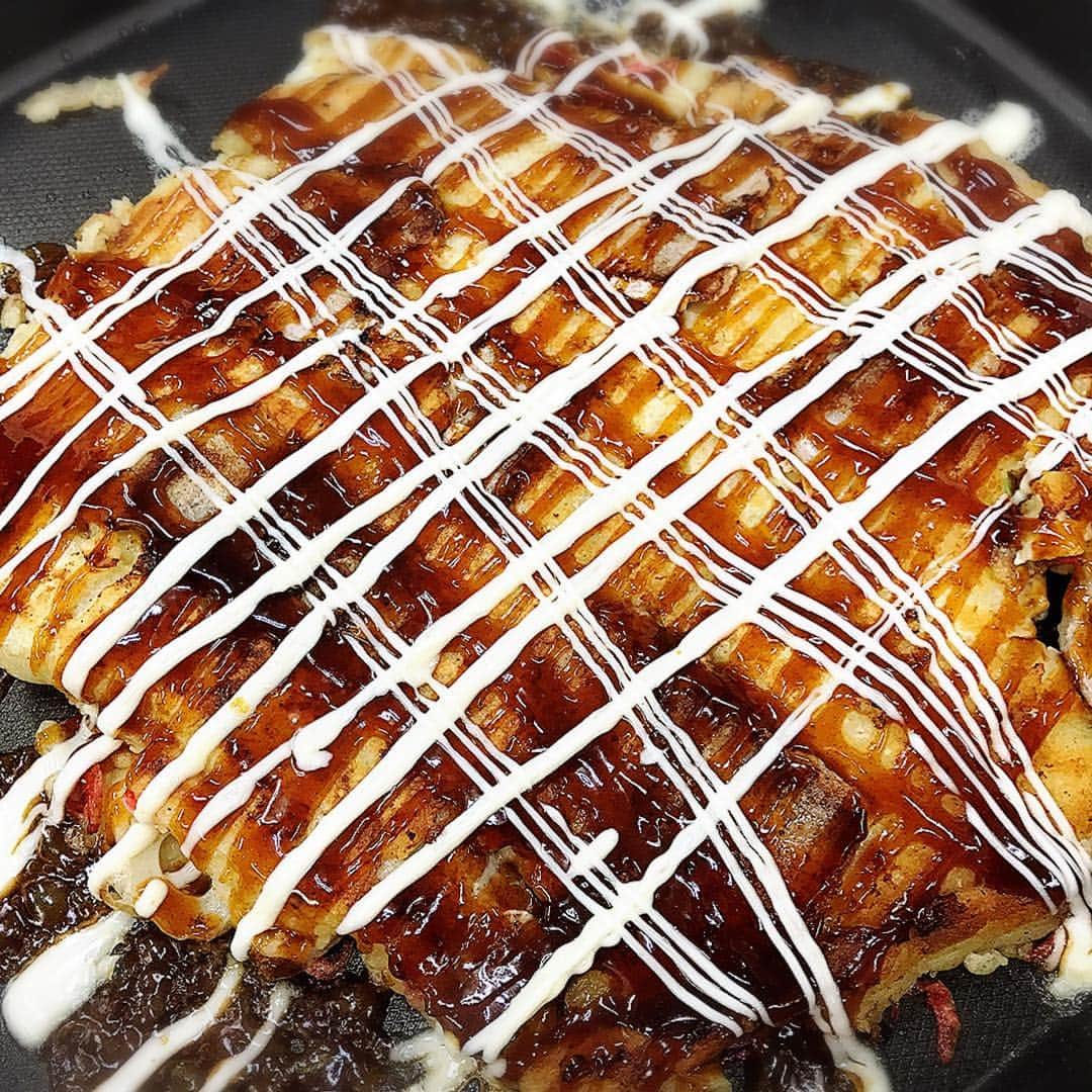 のインスタグラム：「お好み焼きなう。美味し。 CCB交流会にて。手作りお好み焼き。  #お好み焼き #CorneliusCockBlue(s) #CCB #ソース #マヨネーズ」