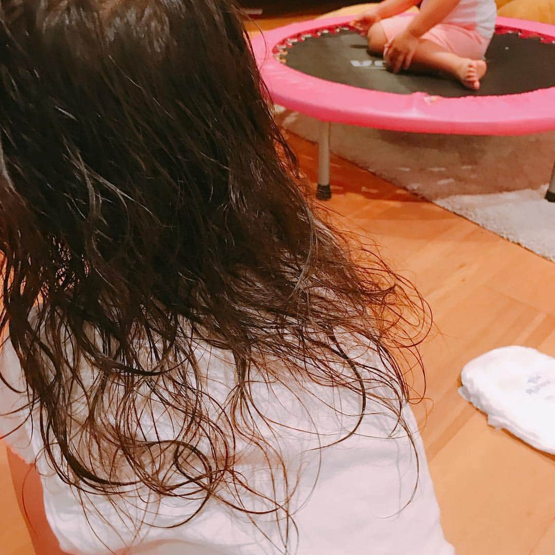 東原亜希さんのインスタグラム写真 - (東原亜希Instagram)「お風呂上がり。これってクセ毛なのか！？🤔乾くと伸びちゃうんだけど🤔🤔🤔」5月14日 21時32分 - akihigashihara