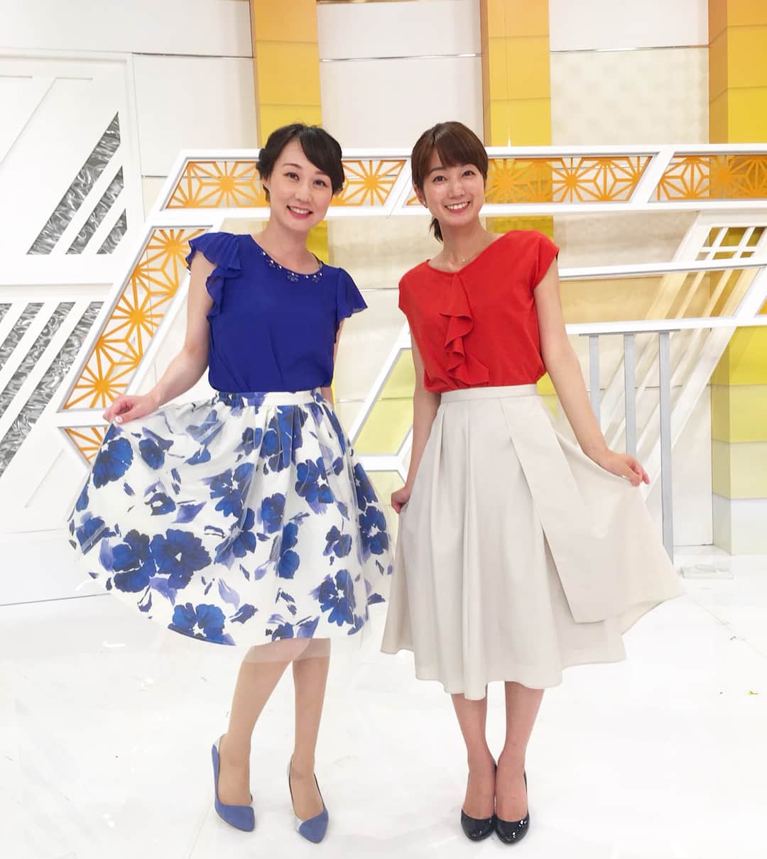のインスタグラム：「本日の衣装。色合いがアイドルユニットにいそうという話になり、調子に乗ってポーズまで決めてみました。  #ももち浜s特報ライブ  #普段は知的 な #益山美保 さん #だけどノリが良いのです #好きだ」