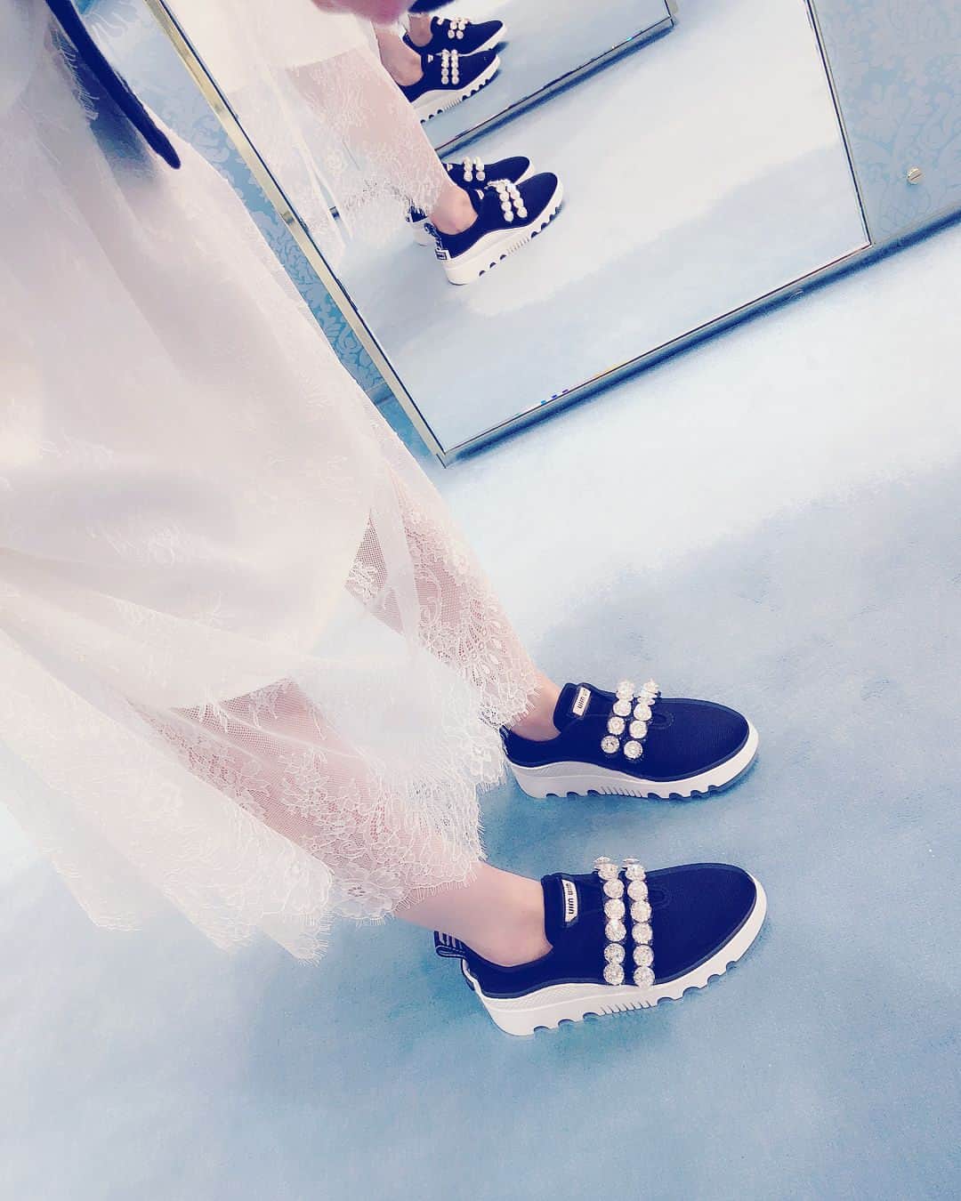 重盛さと美さんのインスタグラム写真 - (重盛さと美Instagram)「可愛いスニーカー見つけたぁ👟🖤💙 歩きやすくて、キラキラ🐳💎✨ 可愛いお上品な服でもこれなら合うっ👍🏻👍🏻 #miumiu #スニーカー #カワイイ #かわいい #ぐっと」5月14日 21時56分 - satomi_shigemori