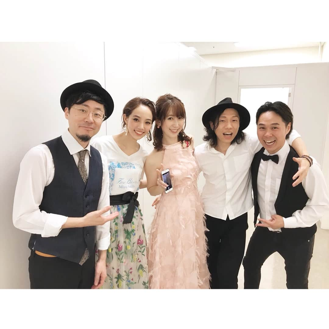 咲妃みゆさんのインスタグラム写真 - (咲妃みゆInstagram)「初めてのソロコンサート 「First Bloom」が終了致しました🌸 . どんなにしつこくこの胸の感謝の気持ちを皆さまにお届けしても全っっっ然気が済まないくらい、心が「ありがとう」を叫び続けています。 . 大荒れのお天気の中、冷たく寒い思いをなさりながらも足をお運びくださり……もう私はどなた様にも足を向けて休めませんね‼️立ったまま寝よう。ううん、逆立ちして寝よう。 . . 本当に…幸せをありがとうございました🍀 . #FirstBloom #舞浜アンフィシアター #お客様 #大嵜慶子 さん #東京ニューシティ管弦楽団 の皆さま #海老原諒 さん(Drums) #柳原旭 さん(Bass) #石本大介 さん(Guitar) #スタッフの皆さま #ありがとうございました ❤️」5月14日 23時32分 - miyusakihi