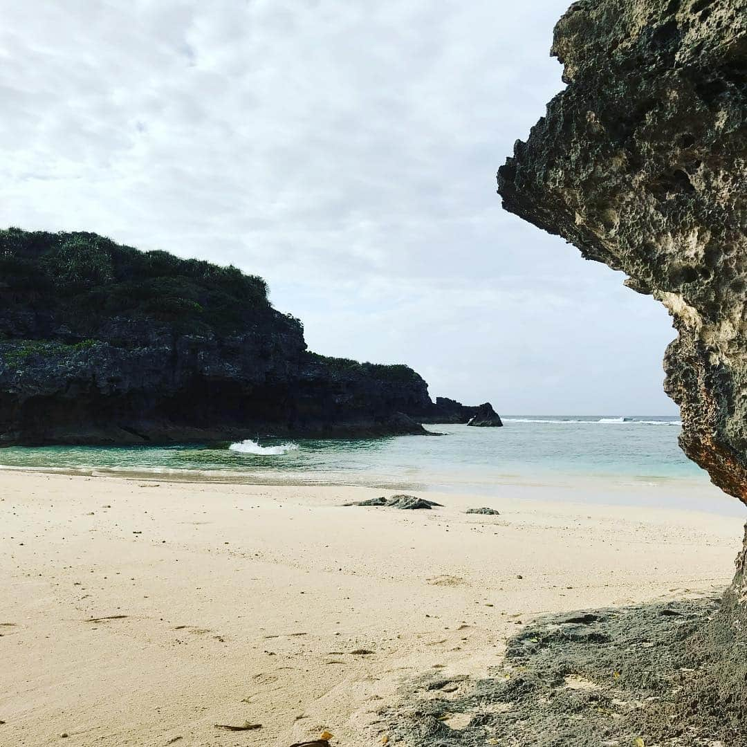 一三さんのインスタグラム写真 - (一三Instagram)「うがみんしょ〜らぁ〜(こんにちは) NHK大河ドラマ『西郷どん』奄美ユムタ(ことば)指導ぬ(の)一三(いちぞう)だりょっと(です)  きぬ(昨日)ぬ(の)放送や(は)，如何だりょんかい(でしたか)  ワン(僕)や(は)ゆぅぶ(夕べ)ぬみがいじ(飲みに行って)にしゅらんど(見てない)  帰てぃぬからぬ(帰ってからの)楽しみだりょん(お楽しみです)♪( ´θ｀) （西郷どんこぼれ話18） 鈴木亮平のブログの題名パクリ  島編クランクインは，2月末に沖永良部島ロケからスタート。  そこでいきなり大事件⁉️ 洞穴で，スタッフが骸骨を発見‼️ しかし事件ではなく，沖永良部島で行われている洗骨といわれる風習とのことで，ホッと一安心。  昔は，奄美もそうだったらしいです。  ユタ指導で奄美から来た，ユタ神様・中フミ子さんの祈祷でのお清めしました。  最初の撮影は、予告編でも流れてた、とぅま(二階堂ふみ)，ユタ(秋山菜津子)のシーンから。  ここでまた問題が⁉️ とぅま役の二階堂ふみさんは，読み合わせで会う度に良くなっていったので不安はありませんでしたが，秋山菜津子さんはこの日会うのが初めてなので，確認のため台詞を言ってもらうと，  はげ，たまがり⁉️ 東北弁と鹿児島弁が混ざってとる感じじゃがな‼️ もう本番というのに，それから猛特訓。  リハやカットの合間合間に，しつこいくらいにイントネーションの確認と手直し。  秋山さんの集中力と吸収力，そして一三の教え方が良かったのか，仕上がりは，OAを見ての通り♪(´ε｀ )  奄美人でも分からないような難しい方言を見事にこなしてくれました。  これにて一件落着と思いきや，ここでまたまた大事件‼️ 突然のスコールが‼️ おまけに満潮で水位が上がり，帰り道も水没しかけとる⁉️ ほぼ撮り終えていたので，俳優部，演出部は，そそくさとロケバスへ。  しかし撮影スタッフ，助監督等は，それから機材の撤収。  おやっとさぁ(お疲れ様。奄美にこの方言はないらしいので，薩摩ことば)  そんな波瀾万丈な撮影初日を思い起こすと，『西郷どん』島編が，より愛おしく思えます。  次週，19回も楽しみじゃや♪( ´▽｀) #大河ドラマ #西郷どん #西郷隆盛 #菊池源吾 #鈴木亮平 #とぅま #二階堂ふみ #ユタ #秋山菜津子 #奄美大島 #amami #island #沖永良部島 #奄美ことば #方言 #Dialect #砂浜 #bench #旅 #travel #俳優 #役者 #actor #撮影 #shooting #TV #movie #海 #Sea #reef」5月15日 0時17分 - ichizou.co.jp