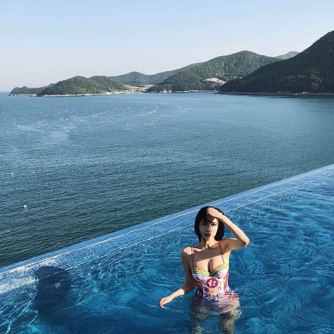 Choi Somiさんのインスタグラム写真 - (Choi SomiInstagram)「#글랜더 #소미언니 하루종일 수영하고 토핑 왕창 올라간 피자에 시원한 맥주 마시고 싶다💙」5月15日 10時42分 - cxxsomi