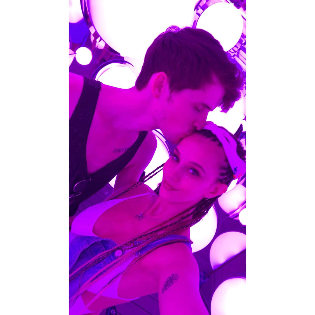 Breonne Rittingerさんのインスタグラム写真 - (Breonne RittingerInstagram)「What a perfect weekend with perfect people! Couldn’t of had a better time seeing some awesome performers and getting to spend time with my family. ❤️ #shakybeats2018 #family」5月15日 3時31分 - breonnecowan