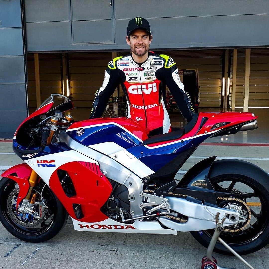 Honda Powersports USさんのインスタグラム写真 - (Honda Powersports USInstagram)「LCR Honda’s Cal Crutchlow with the RC213V-S at @silverstonecircuit which is his home circuit. The #RC213V-S is a road-going version of the #RC213V, truly a feast for the senses.  #MayMotorsports 📸: @calcrutchlow」5月15日 5時40分 - honda_powersports_us