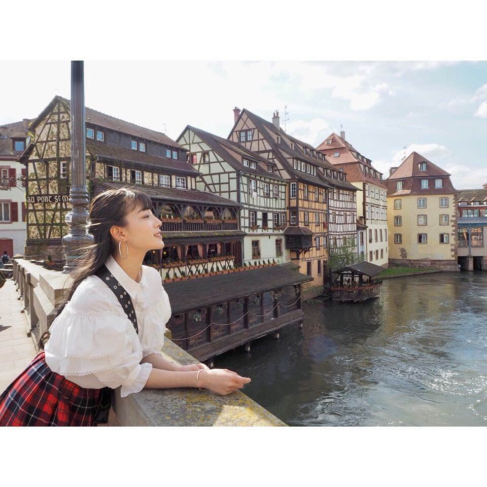 朝日放送「朝だ！生です旅サラダ」さんのインスタグラム写真 - (朝日放送「朝だ！生です旅サラダ」Instagram)「@edayuri_official #ドイツ との国境近くにある #アルザス地方！ その中心都市はストラスブールです 旧市街の美しい町並みは #世界遺産 に登録されています💕 ・ ・ ・ #Alsace  #国境に位置するアルザス地方 #ストラスブール #Strasbourg  #中心都市 #旧市街 #美しい街並み #お菓子の街として有名 #フランス #France  _ #ABCテレビ #朝日放送テレビ #朝だ生です旅サラダ #旅サラダガールズ #江田友莉亜 #8期生 #海外 #旅 #旅サラダ #travel #trip」5月15日 7時33分 - tabisalad