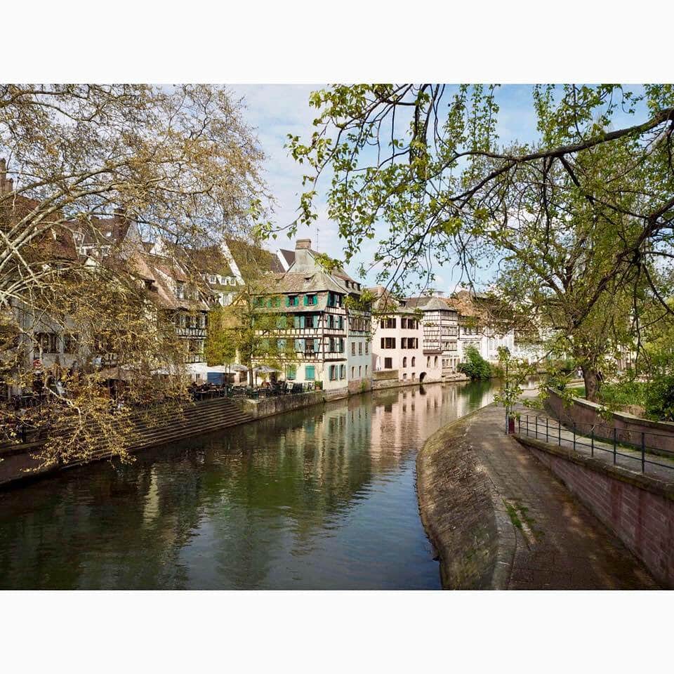 朝日放送「朝だ！生です旅サラダ」さんのインスタグラム写真 - (朝日放送「朝だ！生です旅サラダ」Instagram)「@edayuri_official #ドイツ との国境近くにある #アルザス地方！ その中心都市はストラスブールです 旧市街の美しい町並みは #世界遺産 に登録されています💕 ・ ・ ・ #Alsace  #国境に位置するアルザス地方 #ストラスブール #Strasbourg  #中心都市 #旧市街 #美しい街並み #お菓子の街として有名 #フランス #France  _ #ABCテレビ #朝日放送テレビ #朝だ生です旅サラダ #旅サラダガールズ #江田友莉亜 #8期生 #海外 #旅 #旅サラダ #travel #trip」5月15日 7時33分 - tabisalad