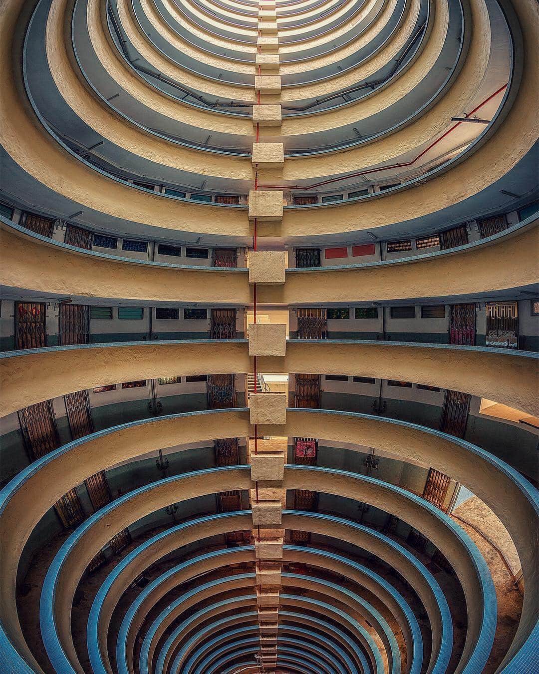 キャセイパシフィック航空さんのインスタグラム写真 - (キャセイパシフィック航空Instagram)「It’s important to see things from new perspectives. That’s why we love this shot of Lai Tak Tsuen, Hong Kong’s famous circular housing estate in Tai Hang, taken by @petestew through a fisheye lens. How do you find new perspectives in your daily life? 大膽換個角度，熟悉事物都可變出新鮮感。 在 @petestew 的魚眼鏡頭下，大坑勵德邨的圓筒形樓層彷彿無限延伸，更添當代藝術味道！你又會怎樣為日常生活找新鮮感？ 📸: @petestew #lifewelltravelled #hongkong #翺翔人生 #香港」5月15日 19時21分 - cathaypacific