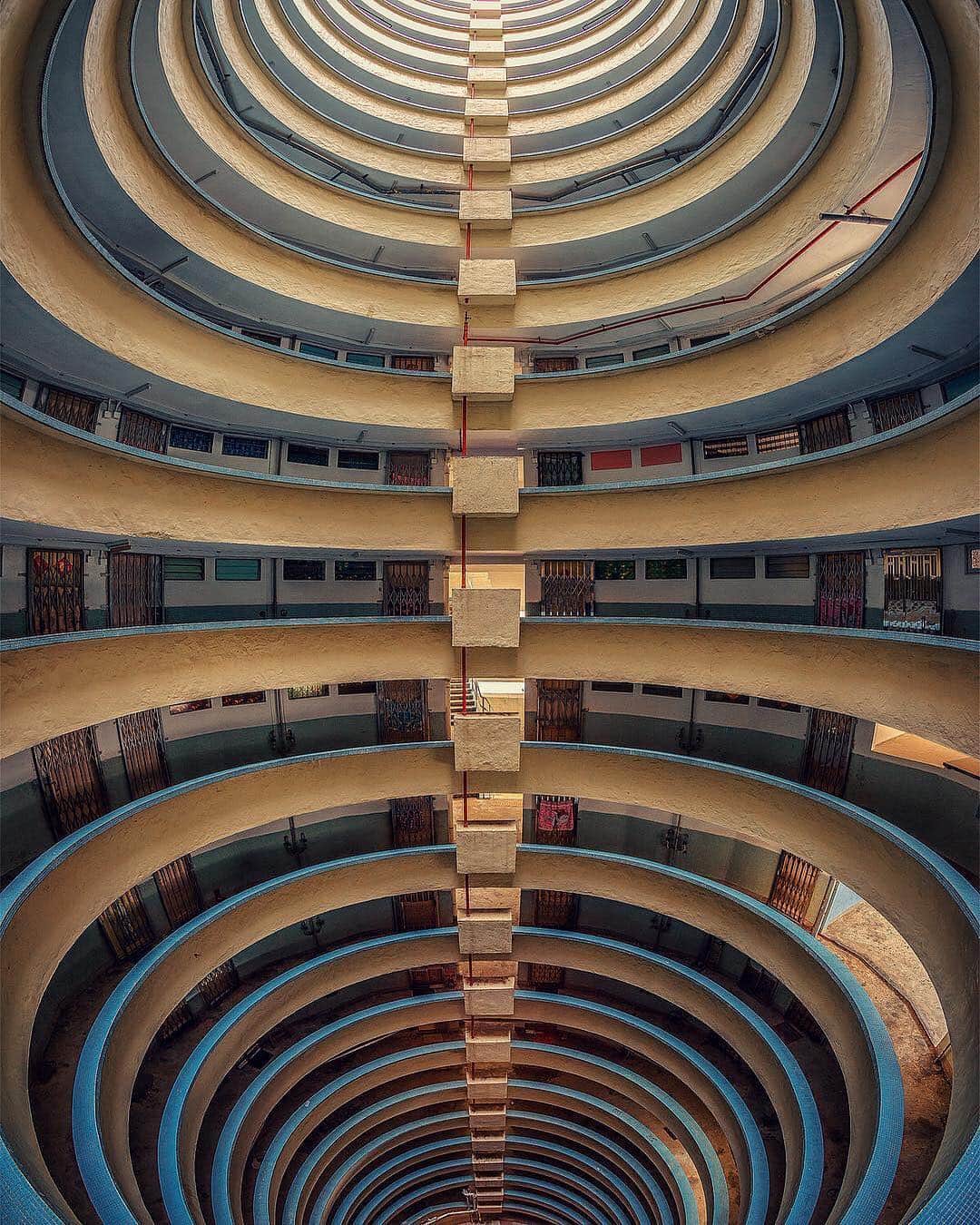 のインスタグラム：「It’s important to see things from new perspectives. That’s why we love this shot of Lai Tak Tsuen, Hong Kong’s famous circular housing estate in Tai Hang, taken by @petestew through a fisheye lens. How do you find new perspectives in your daily life? 大膽換個角度，熟悉事物都可變出新鮮感。 在 @petestew 的魚眼鏡頭下，大坑勵德邨的圓筒形樓層彷彿無限延伸，更添當代藝術味道！你又會怎樣為日常生活找新鮮感？ 📸: @petestew #lifewelltravelled #hongkong #翺翔人生 #香港」