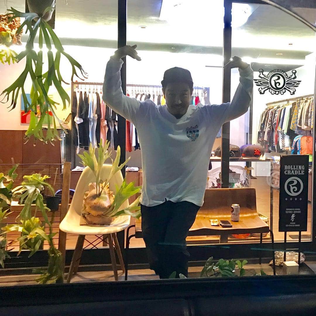 masasucksのインスタグラム：「東京戻ってきで機材の移動とかしてたら、ロリクレでキクリンが外でビール飲みながらケン玉をするというハードワーク頑張ってたぜ‼️ アイツ、頑張り屋だな‼️ ・ ・ #rollingcradle  #overarmthrow #キクの一言「マサさん、顔疲れてますよ」」