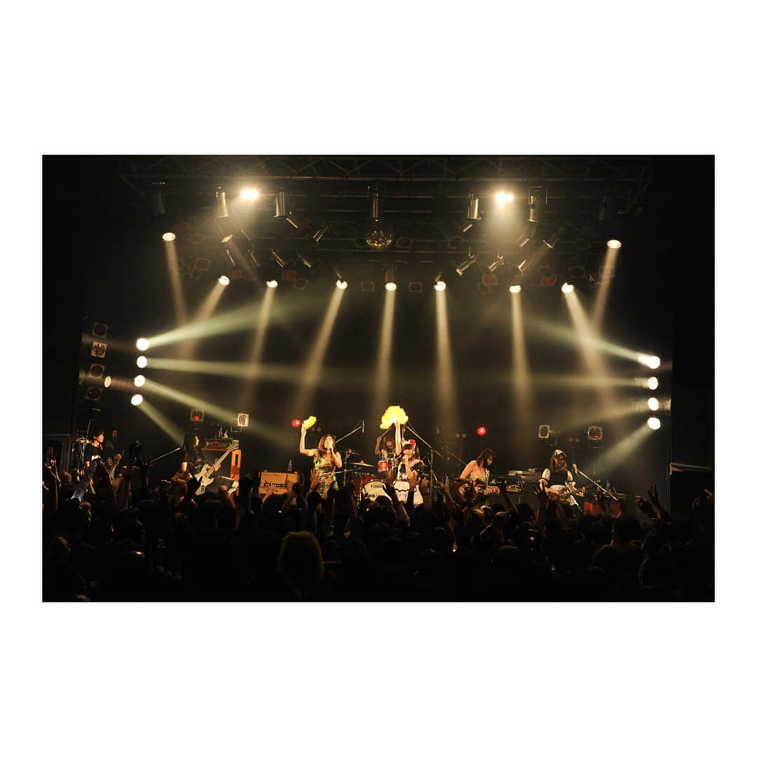 廣瀬茜さんのインスタグラム写真 - (廣瀬茜Instagram)「2018.5.10 BAND-MAID presents「冥途乃日」@TSUTAYA O-WEST . BiSさんとベッド・イン姐さんとの濃すぎる異色3マン🔥 . ベッド・インさんとは「男はアイツだけじゃない」、BiSさんとは「WHOLE LOTTA LOVE」をコラボもさせてもらいました～🥁🎸★ . 最高に楽しかった！またやりたい！ . BiSさんの最後の決めポーズはめっちゃ気合い入れました。(ドヤ顔) . photo by MASANORI FUJIKAWA(@masafuji93)  #メイドの日」5月15日 20時22分 - akane_bandmaid