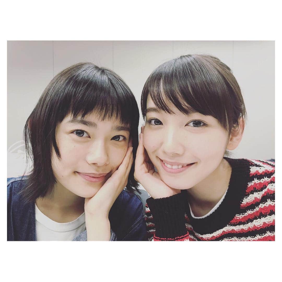 杉咲花のインスタグラム：「本日２２時からＴＢＳにて 「花のち晴れ」第５話の放送です。 もう５話(！)あっという間の折り返し地点。。 写真はメグリン役の飯豊まりえちゃんと。 まりえちゃんとは 学校のカイダン以来の共演で ３年ぶりの嬉しい再会でした。 数少ない同い年の共演者様。 毎日とても明るいまりえちゃんは、 たまに元気すぎてびっくりするくらい ある意味目が離せない(笑)存在。🤣 でも、撮影が遅くに終わった日には、 入浴剤と暖かいアイマスクを メッセージを添えて一人一人に配ってくれる とても優しいひと。 もう、花晴れ現場、みんな優しいんです。本当に。 そんなまりえちゃん演じるメグリンが ５話にきていよいよ本格始動…。 四角関係の幕が開ける今夜、 是非ドキドキ、うずうず、してくださいね。 そんな本日、私は一度花晴れの現場を離れ、 大河ドラマ「いだてん〜東京オリムピック噺〜」に クランクインしました。 今日から数日はいだてんの日々。 やっぱり初めての時間は 慣れないもので緊張するな。 もうすでに花晴れ現場が恋しくなっております、。 みんな、元気にやっているかなぁ… 少しは休めているかな、みんなに会いたいな。。 ちょっぴりさびしいけれど、 みんなのことを考えると頑張れる。！ 濃い日々を過ごさせてもらっていて、 大変でわからなくなってしまうこともあるけれど やっぱり毎日楽しくて幸せだな。もっと頑張ろう。 ではでは放送まであとちょっと、お楽しみに、です。 観てくださいね。 #花のち晴れ #花晴れ」