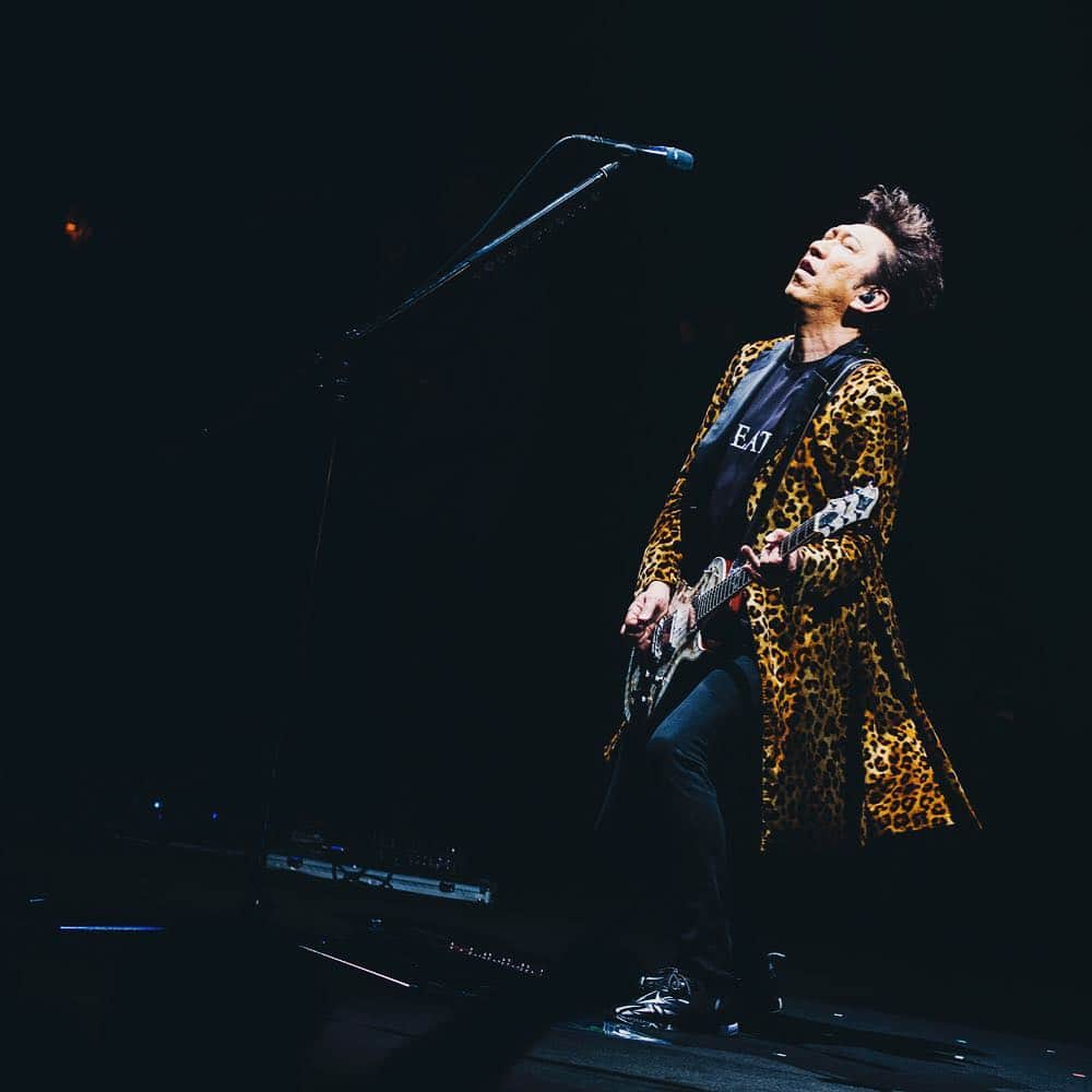 のインスタグラム：「ロンドンに帰ります。また会う日まで。皆さん元気でね！Going back to London ✈️ Hope to see you soon! Photo by Michiko Yamamoto #布袋寅泰 #london #bye」