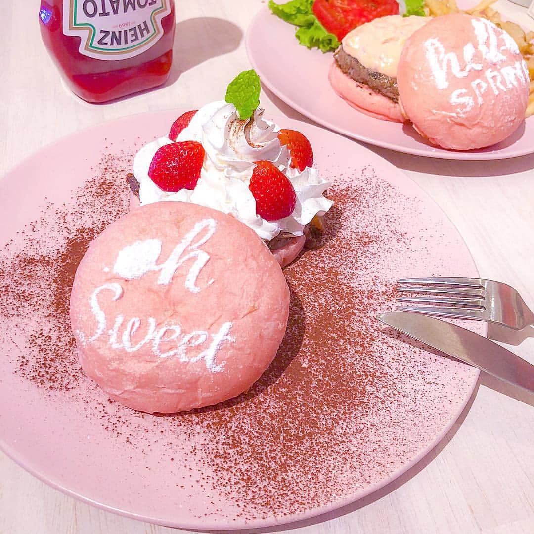 tomomi ❤︎ よしはしともみ ❤︎さんのインスタグラム写真 - (tomomi ❤︎ よしはしともみ ❤︎Instagram)「. 珍しいピンクのハンバーガーを発見🍔💕💕 #teddysbiggerburgers の 原宿表参道店限定で5月までの限定メニュー📝 . 手前から ✔️ピンクスイーツバーガー💗 ✔️タルタルピンクバーガー💗 . 甘党にも肉派にもたまらないハンバーガー💭 2つを友達とシェアして食べるのがおススメ👩🏼🍒 . #cafe #harajukucafe #omotesandocafe #tokyocafe #pink #pinkfood #hamburger #pancake #sweet #tokyohamburger #teddysbiggerburgersjapan #東京カフェ #カフェ #原宿カフェ #表参道カフェ #ハンバーガー #ピンク #ピンクハンバーガー #ピンクフード #テディーズビガーバーガー #パンケーキ #スイーツ #スイーツバーガー #タルタルバーガー #ピンクカフェ」5月15日 12時43分 - tomomi_yoshihashi