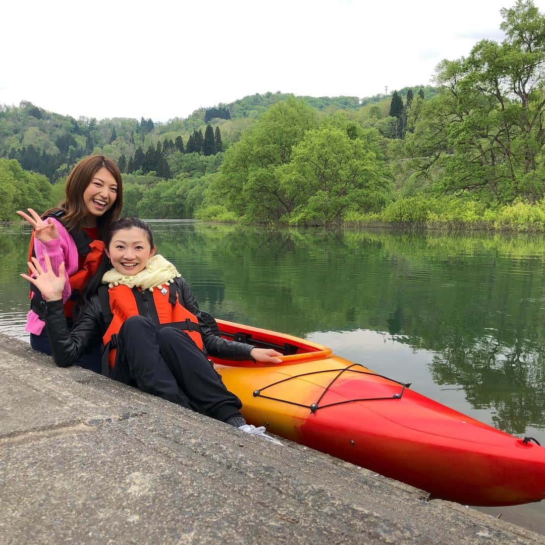 市原彩花さんのインスタグラム写真 - (市原彩花Instagram)「ジョアンナと山形県飯豊町(いいでまち)へ！ @joannared  #白川ダム へ行ってボート体験♪ 田植え前で、ダムに水がたくさん溜まっている今しか見れない#水没林 の中をのんびりと😊 ダム貸し切り状態の中、ジョアンナのハウスメイト @amberisles の曲を聴きならゆらゆら… #山形#山形出身#yamagata#飯豊町#飯豊#ボート#boat#水没林#水面反射 ちょうど#白川ダムマラソン の日だったから、友達を見つけて飛びつく私！笑 マラソンの人達を横目にゆらゆら…笑 ほとんどインストラクターさん(サユミのお兄さん)に漕いで貰ってたかも…🤫」5月15日 13時28分 - ayaka_ichihara