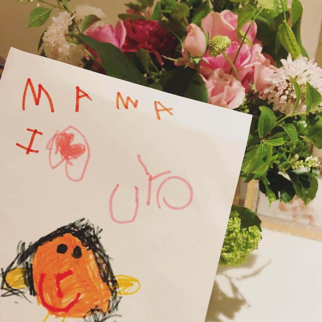 高島彩さんのインスタグラム写真 - (高島彩Instagram)「先日の母の日のこと。 「ママ、後でサプライズするからね！」 隠しきれずに満面の笑みで告知してくれた夜、かわいい手紙と花束をもらいました。 母と娘の日常がここにあることに感謝です。  #まさかの #サプライズ告知 #出先でこっそり書いた手紙 #知らないふり」5月15日 13時48分 - aya.takashima_official_2021