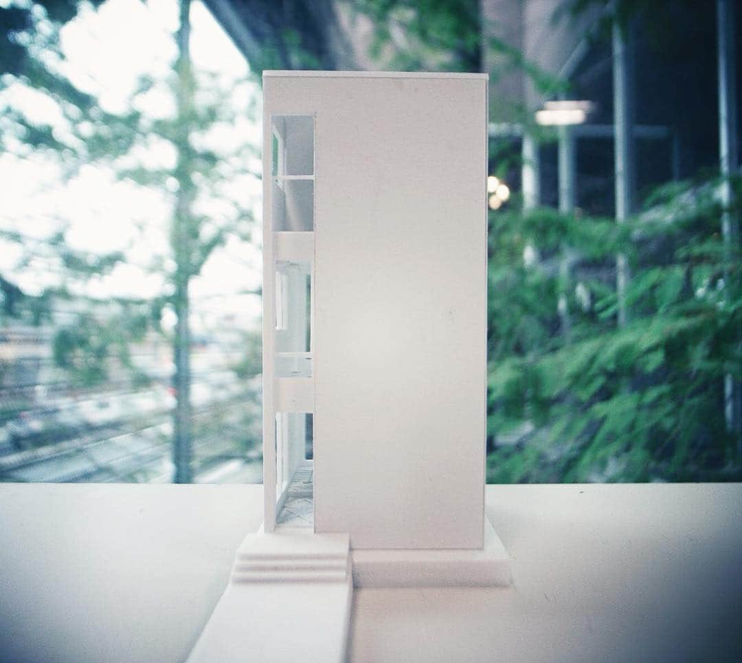 のインスタグラム：「都内狭小3階建て  #sturdystyle#architecture#house#design#facade#model  #スターディスタイル#建築#住宅#家#注文住宅#デザイン#デザイナーズ住宅#外観#模型」